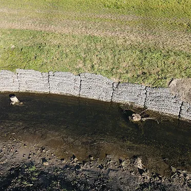 Böschung mit Steinmatratzen stabilisiert