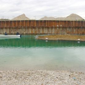 Schwimminsel fertig positioniert vom Projekt Seestadt Aspern