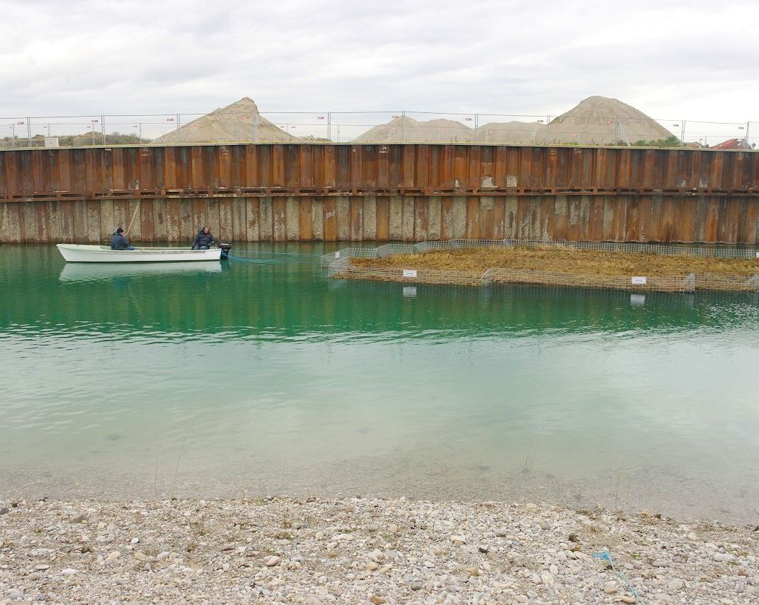 Schwimminsel fertig positioniert vom Projekt Seestadt Aspern