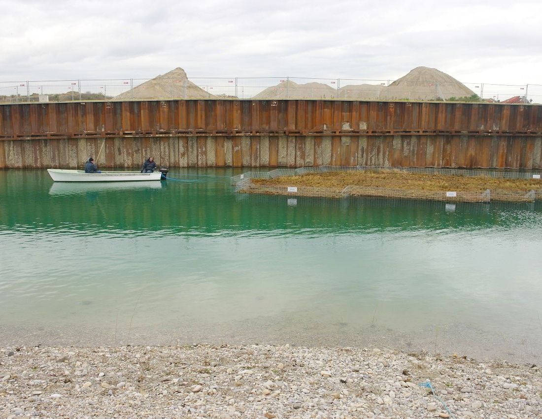 Schwimminsel fertig positioniert vom Projekt Seestadt Aspern