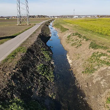 Böschung mit Steinmatratzen stabilisiert