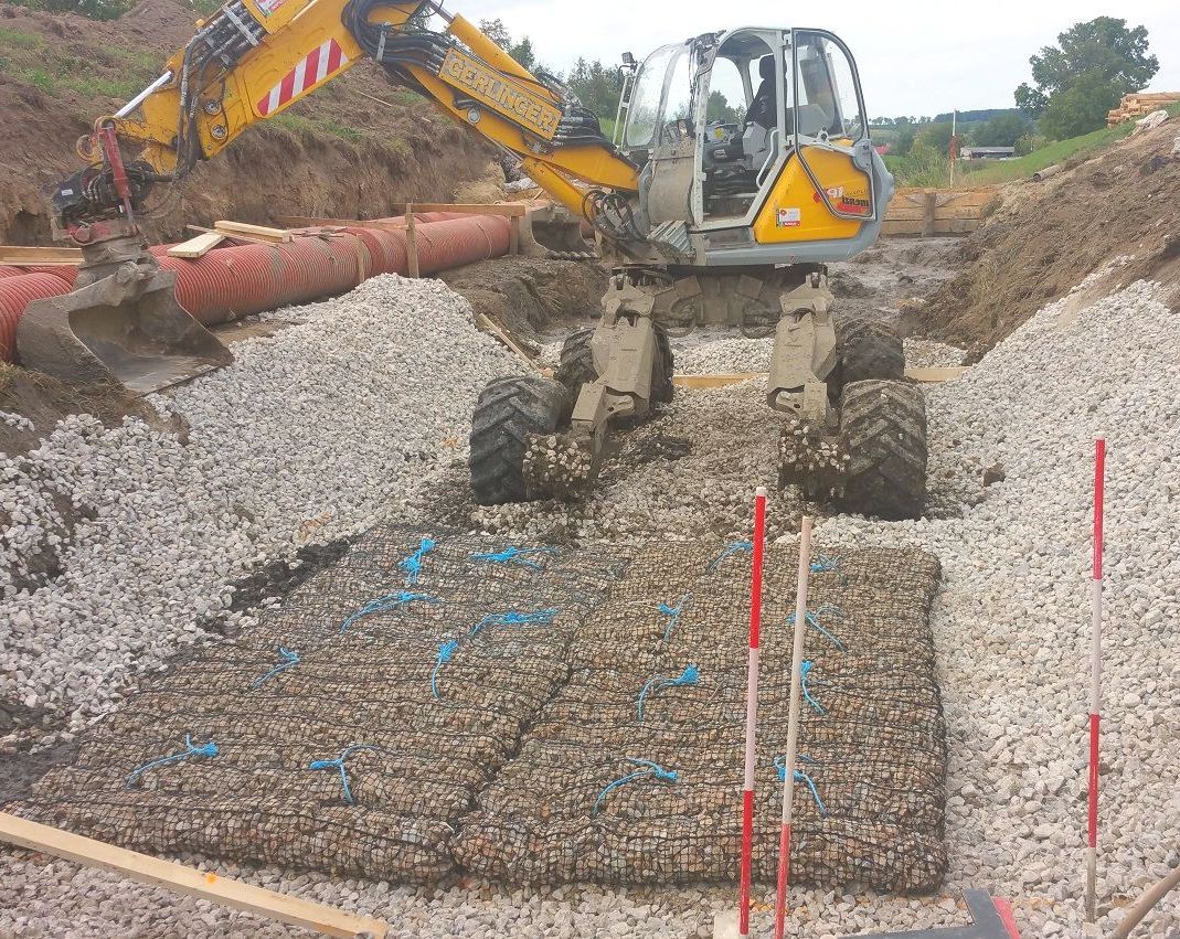 Steinmatratzen werden zur Befestigung der Sohle eingesetzt
