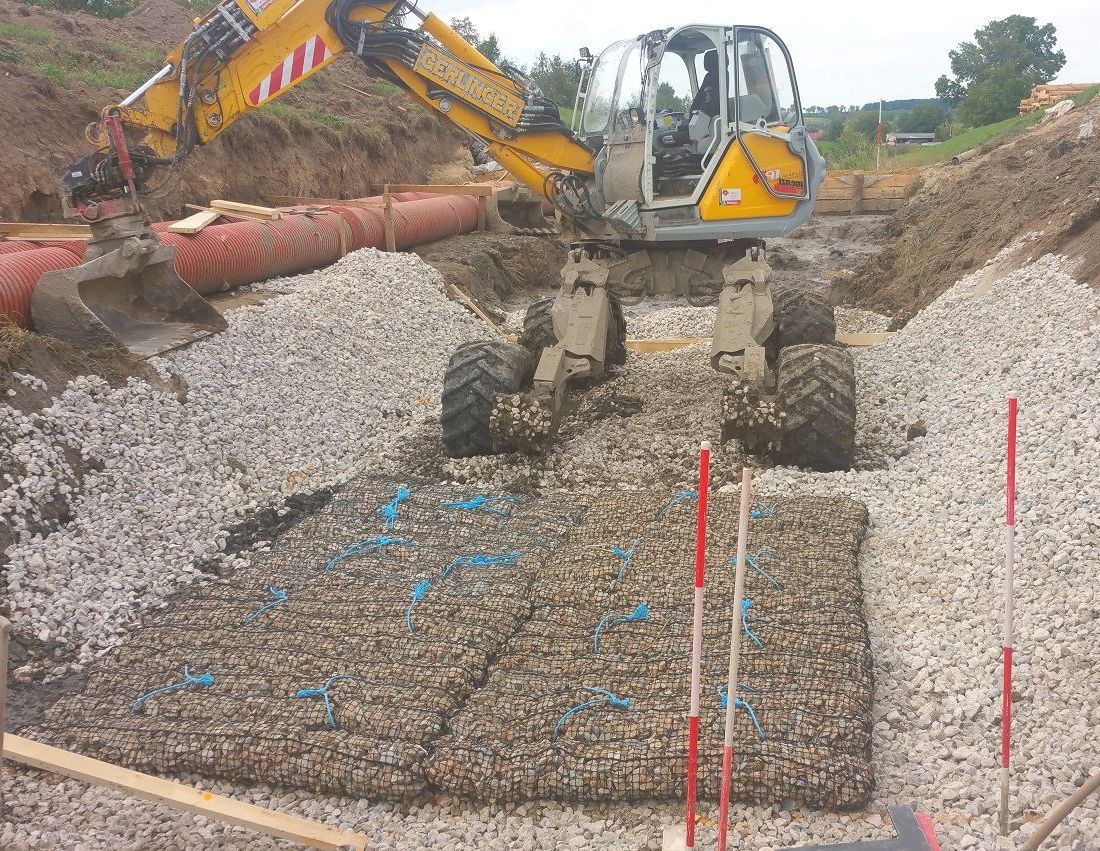 Einbau von Steinmatrazten als Sohlgleite