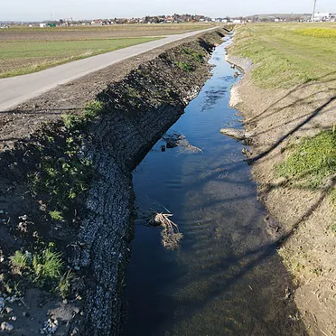 Böschung mit Steinmatratzen stabilisiert