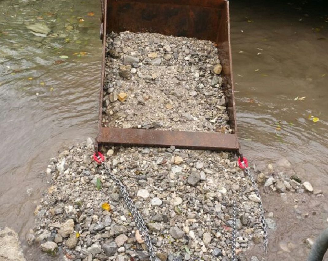 Verlandungen unter der Brücke entfernen