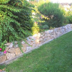 Granitsteinmauer als Gartenbegrenzung