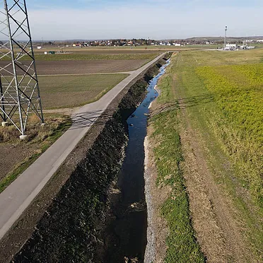 Böschung mit Steinmatratzen stabilisiert