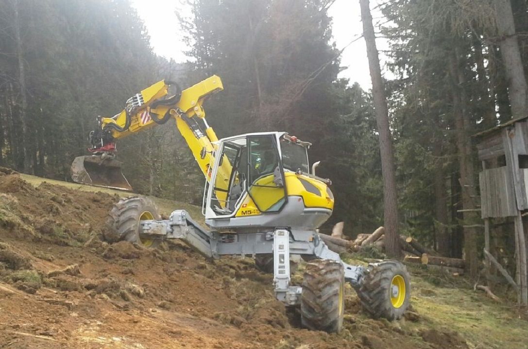 Schreitbagger 4x4 bei Hangräumung