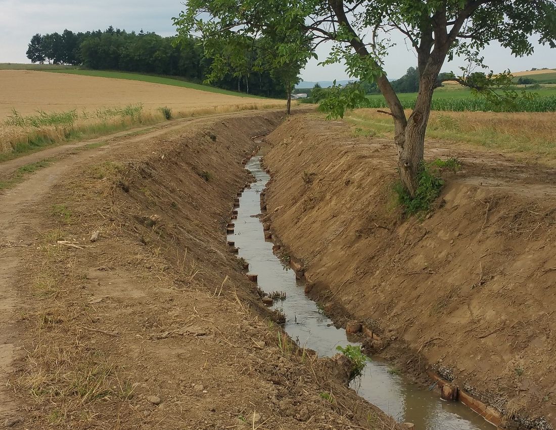 Vollständig übererdete Steinmatratzen als Böschungssicherung